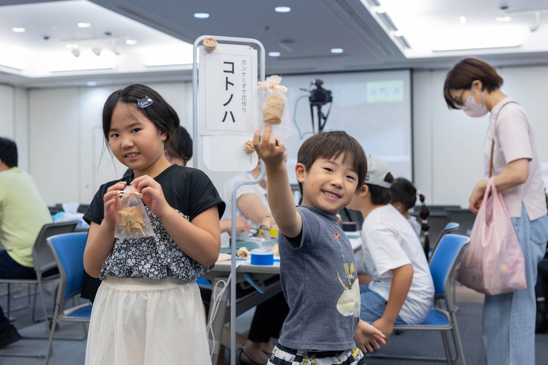 カンナくずを使った「コトノハ」作りの様子