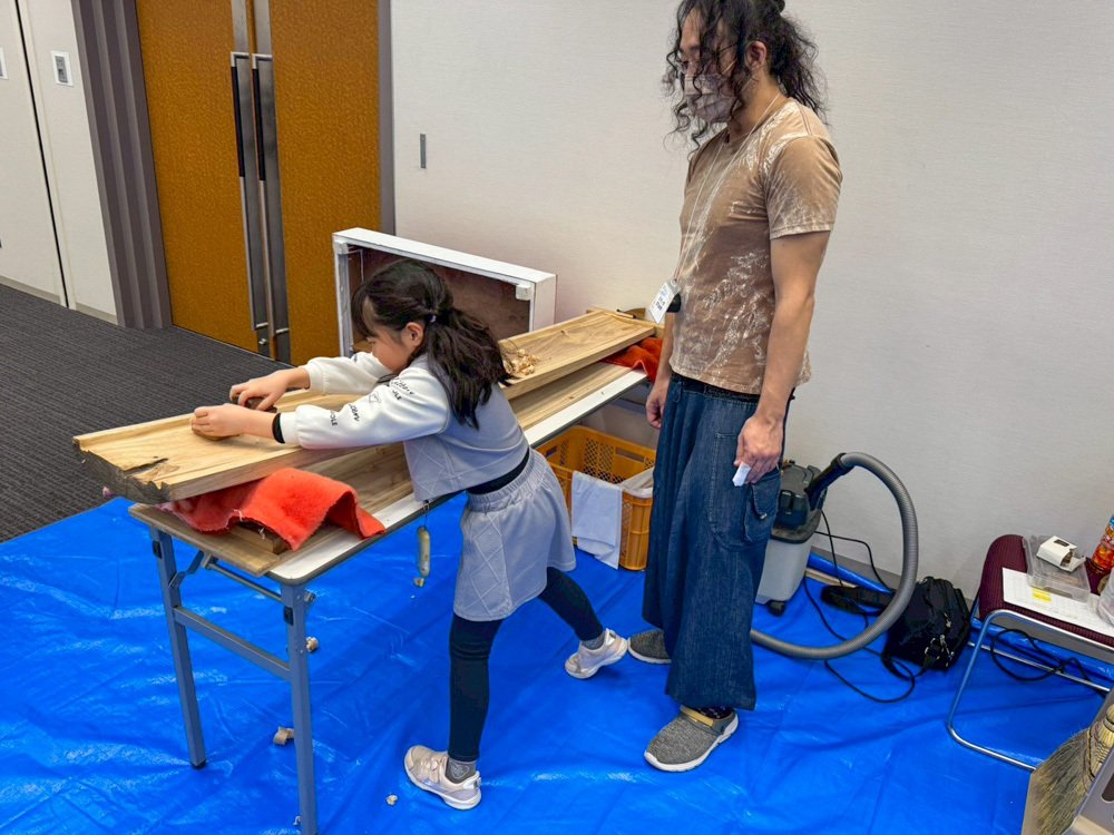 甲削りを楽しむ様子