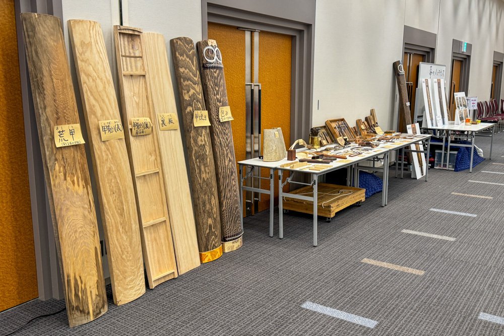 箏の製作時に使用する道具や部品と、箏の各工程の展示