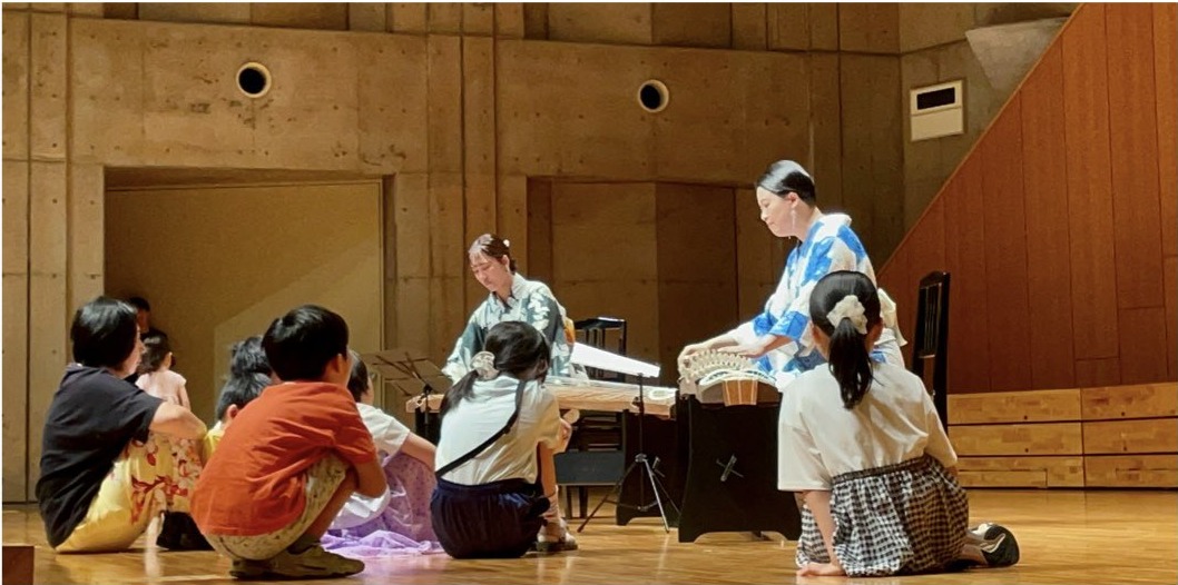 舞台のそばまで近づいて演奏を聴く子どもたち